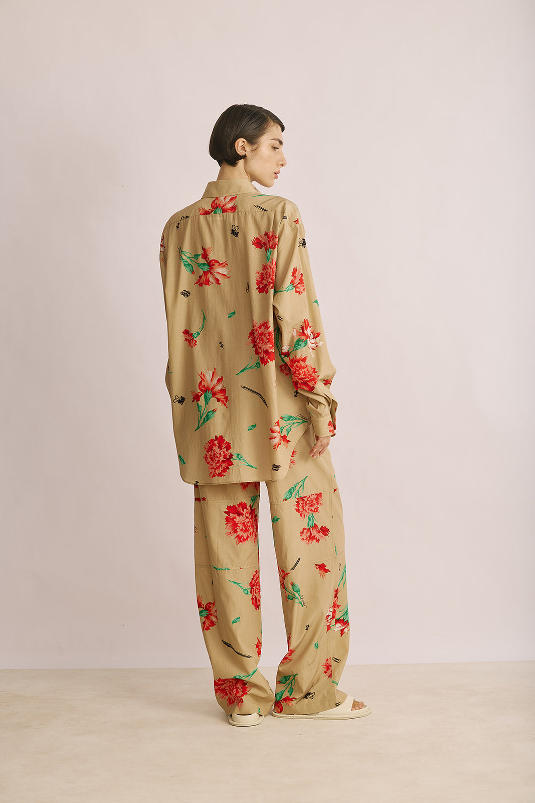 מכנסיים מחוייטים בגזרה מתרחבת עם הדפס פרחיםהרכב: 67% קופרו, 33% כותנההדוגמנית בגובה 1.78 ולובשת מידה 40 של MOSCHINO