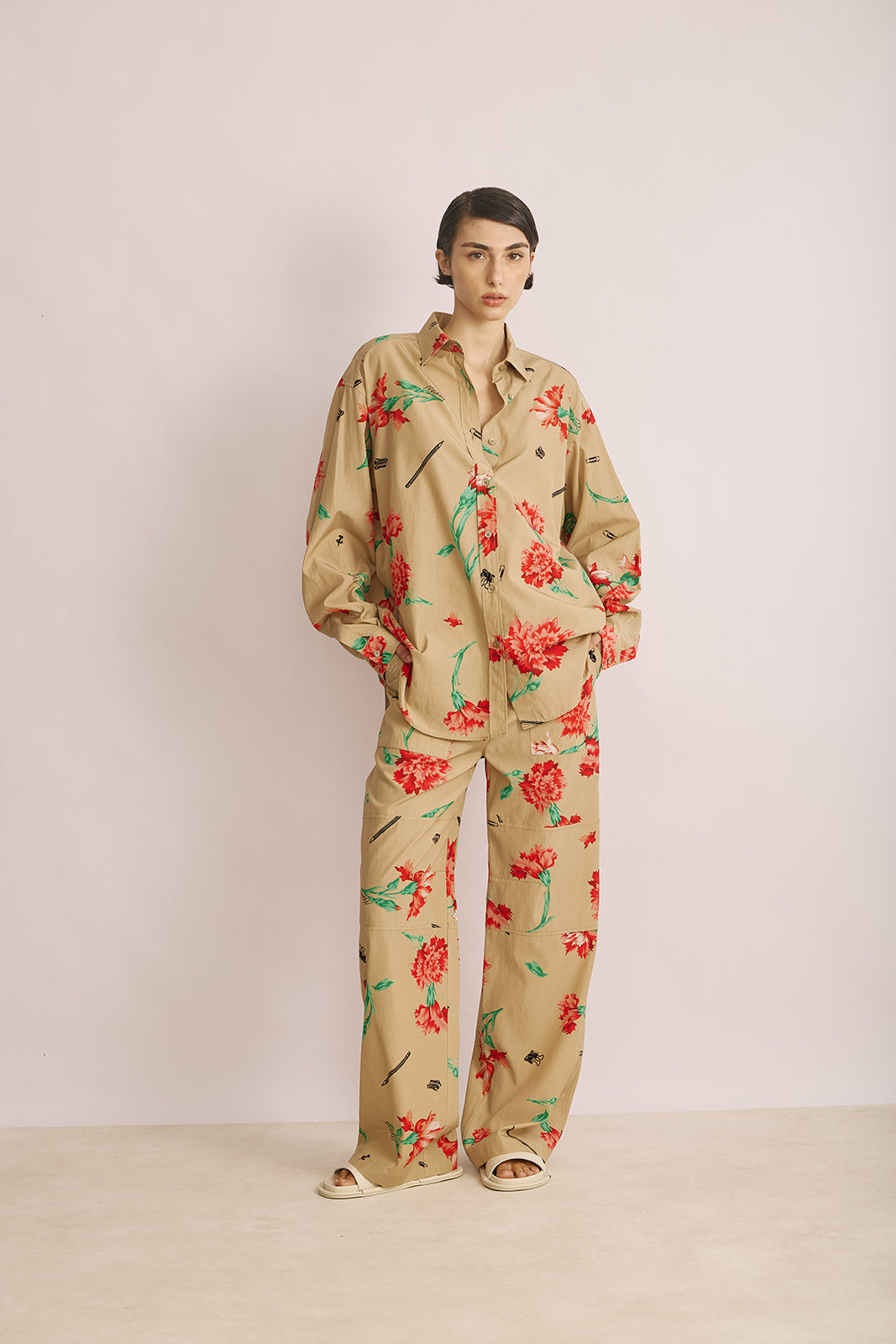 מכנסיים מחוייטים בגזרה מתרחבת עם הדפס פרחיםהרכב: 67% קופרו, 33% כותנההדוגמנית בגובה 1.78 ולובשת מידה 40 של MOSCHINO