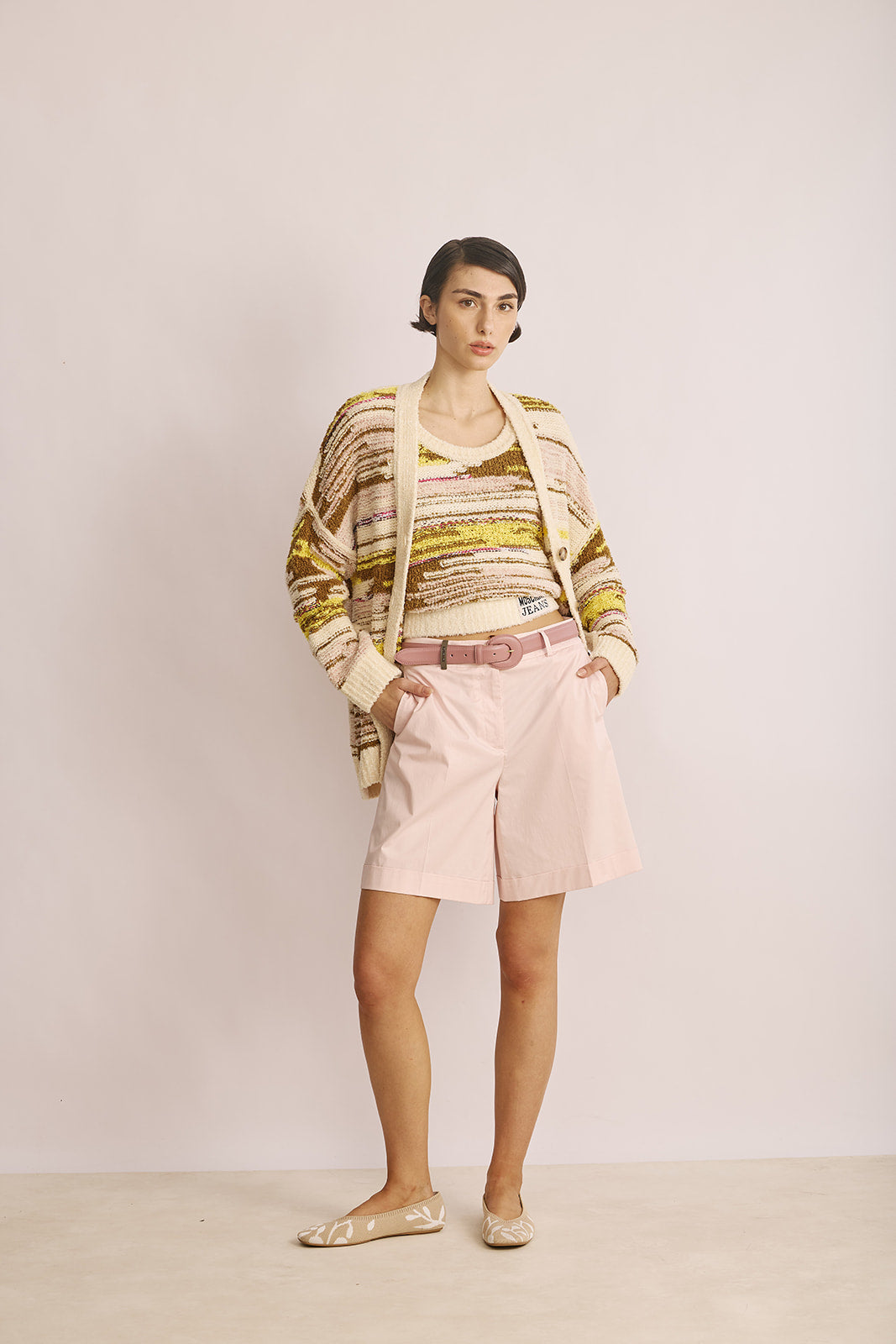 מכנסי כותנה קצרים הרכב: 97% כותנה, 3% אלסטןהדוגמנית בגובה 1.78 ולובשת מידה 42 של PESERICO