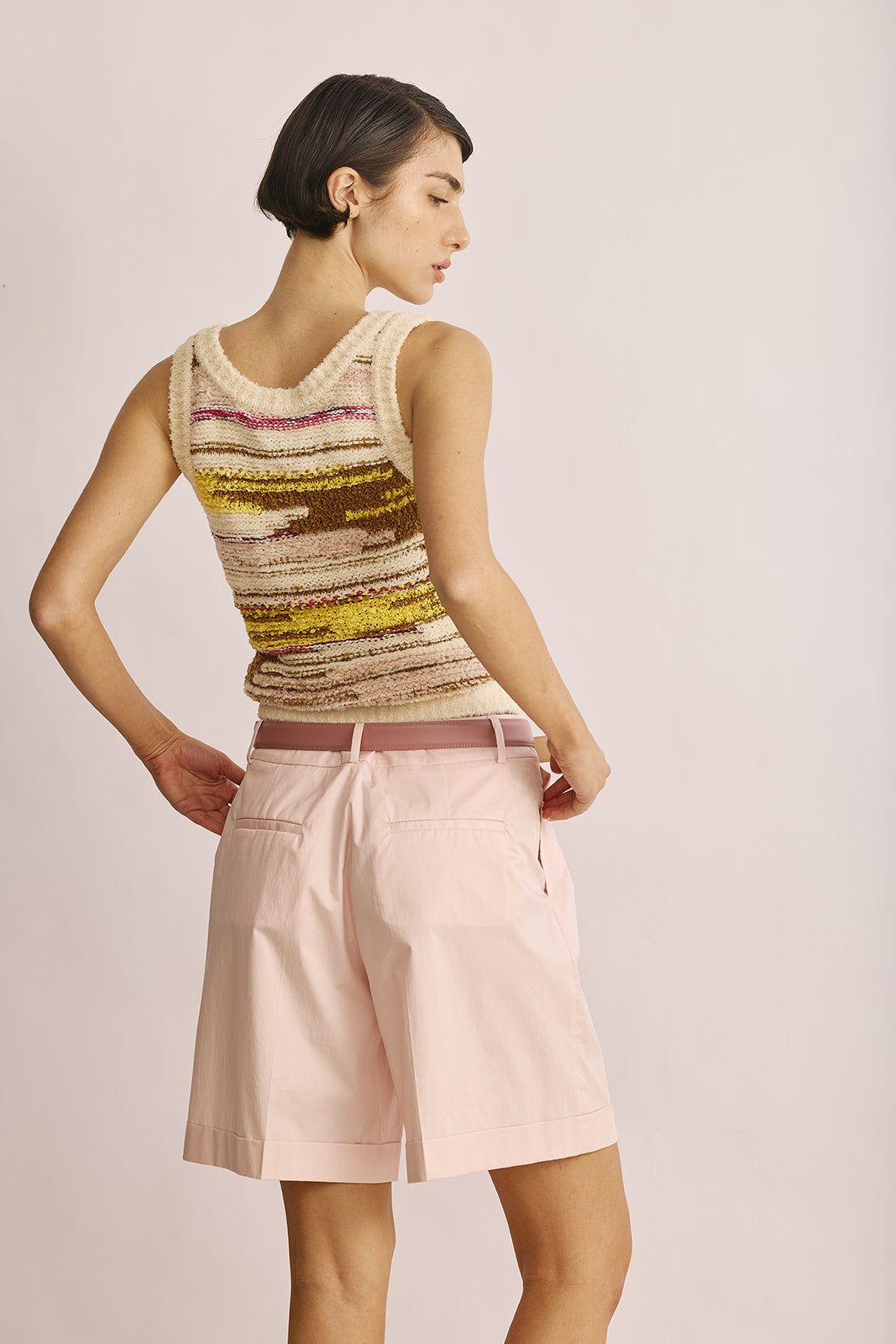 מכנסי כותנה קצרים הרכב: 97% כותנה, 3% אלסטןהדוגמנית בגובה 1.78 ולובשת מידה 42 של PESERICO