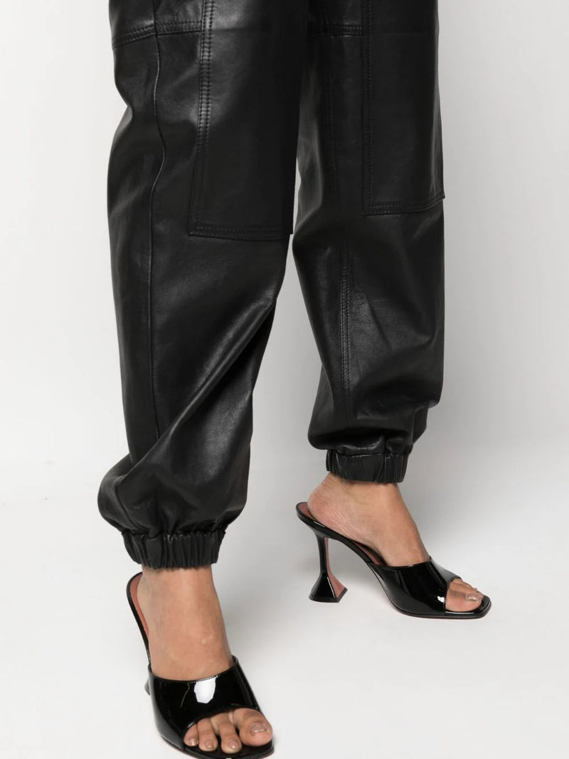 מכנסי עור שחורים במראה קרגו עם גומי ברגל