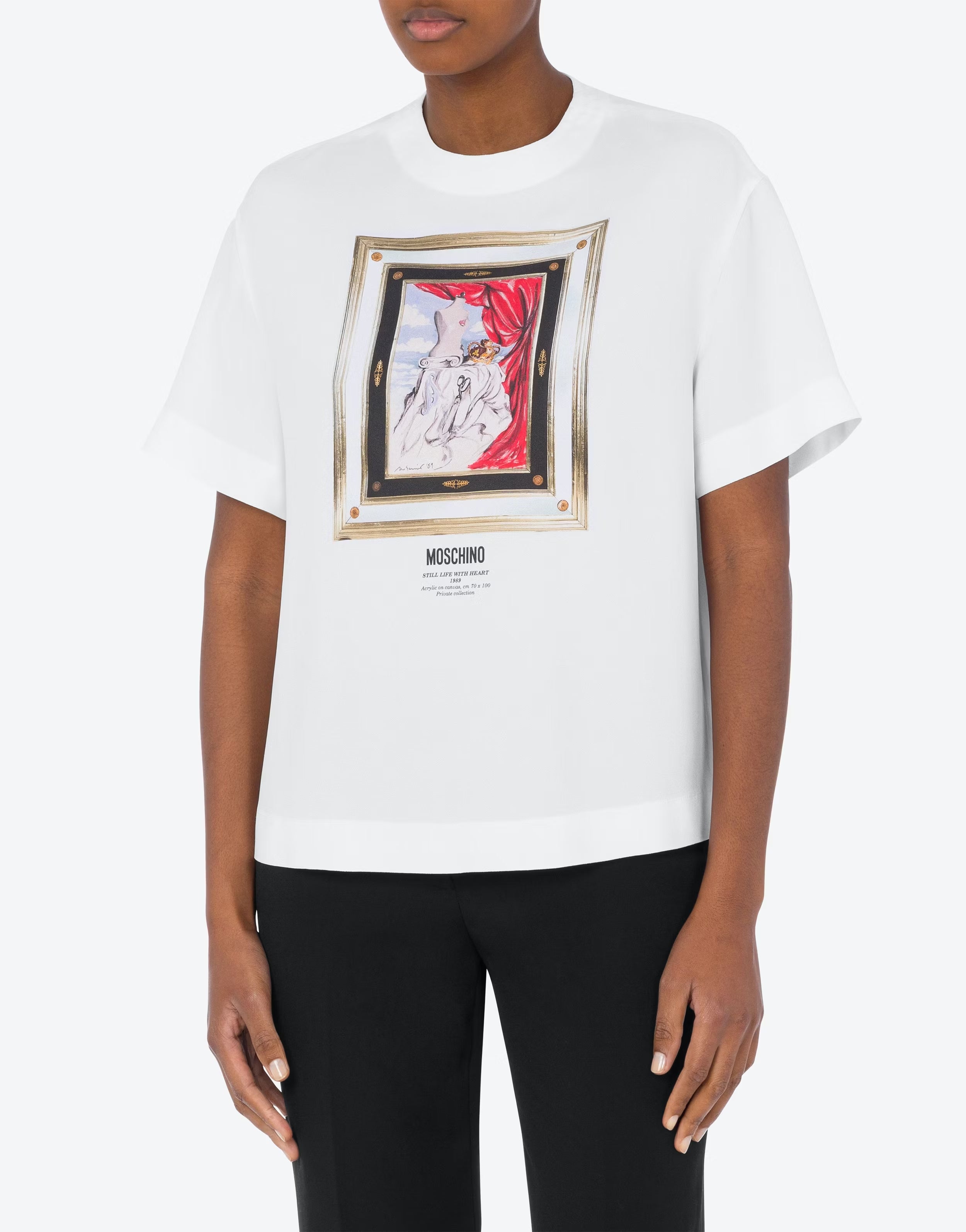 חולצת סאטן מקולקציית MOSCHINO COUTURE עם הדפס וסגירת רוכסן בגבהרכב: 70% אצטט, 30% ויסקוזההדוגמנית בגובה 1.78 ולובשת מידה 42 איטלקית