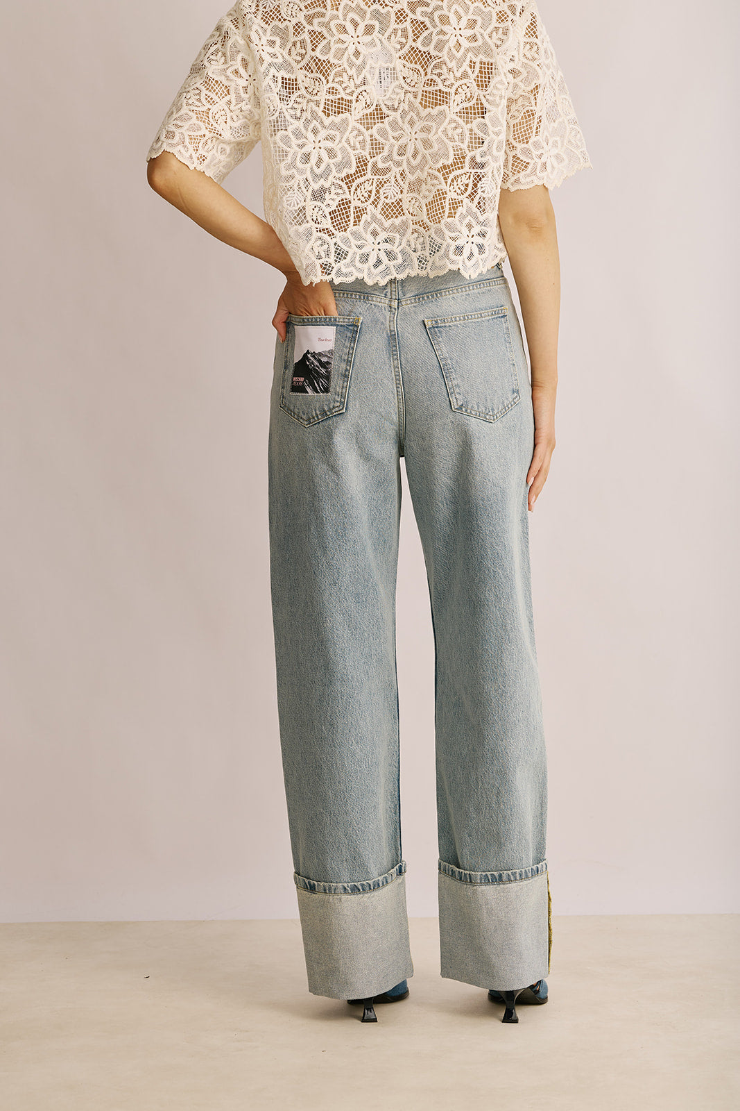 מכנסי ג'ינס רחבים בגזרה גבוהה עם מכפלת כפולההרכב: 100% כותנההדוגמנית בגובה 1.80 ולובשת מידה 28 של מוסקינו