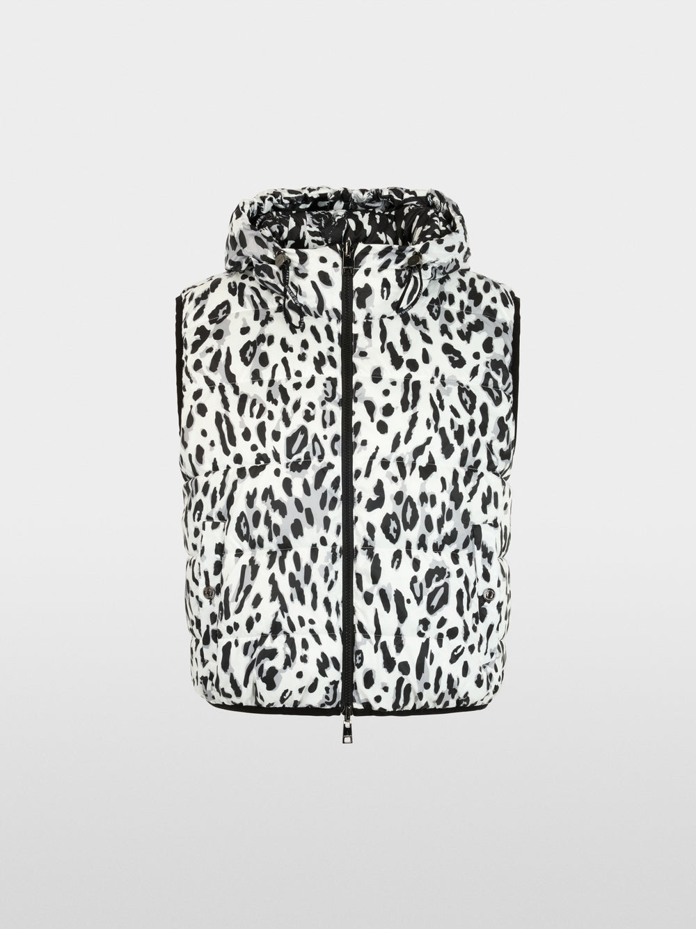אפודה מרופדת הבולטת בעיצוב הדו-צדדי החכם שלה, המשלב שני סגנונות בז'קט אחד: בצד אחד הדפס מנומר לכל אורך הבד עם חתולים שחורים, ובצד השני הדפס מנומר לכל אורך הבד בלבן. האפודה כוללת סגירת רוכסן, כיסי צד, ברדס וצווארון עומד.עיצוב דו-צדדי, פוליאסטר ממוחזר, ברדס, וכיסי צד.הרכב: 100% פוליאסטר (ממוחזר)שכבה פנימית: 100% פוליאסטר (ממוחזר)מילוי: 100% פוליאסטר (ממוחזר)הדוגמנית בגובה 1.79 ולובשת מידה 3 של מארק קיין