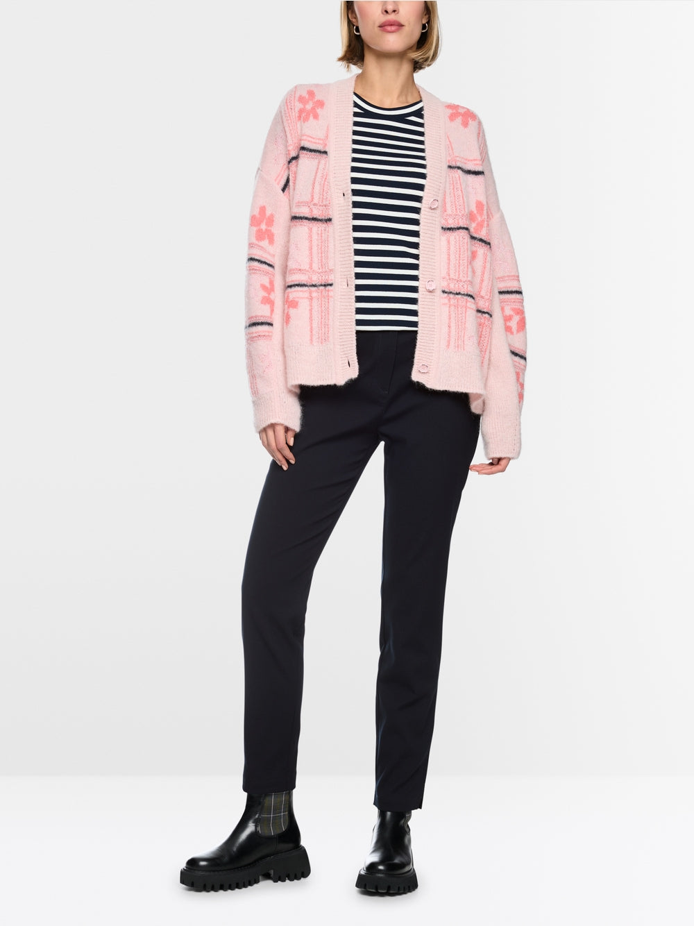 מכנסי SILEA בגזרה צרה (Slim fit), עם גובה מותן סטנדרטי וגזרה צמודה. כיסי גב מודבקים מעניקים לסגנון נגיעה עכשווית, בעוד כיס דמה משלים את העיצוב. חריץ צד במכפלה מוסיף הדגשה עדינה. המכנסיים כוללים כפתור, רוכסן ולולאות לחגורה, והם עשויים מתערובת חומרים הכוללת כותנה אורגנית, כך שהם נוחים ללבוש.עיצוב בגזרה צרה, כיס דמה, וגובה מותן סטנדרטי.הרכב: 50% כותנה (אורגנית), 47% פוליאסטר, 3% אלסטןהדוגמנית בגובה 1.79 ולובשת מידה 3 של מארק קיין
