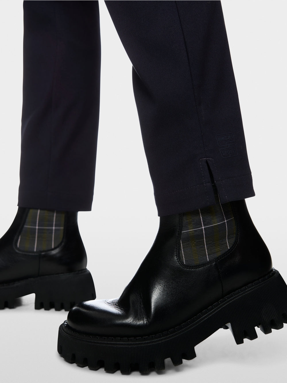 מכנסי SILEA בגזרה צרה (Slim fit), עם גובה מותן סטנדרטי וגזרה צמודה. כיסי גב מודבקים מעניקים לסגנון נגיעה עכשווית, בעוד כיס דמה משלים את העיצוב. חריץ צד במכפלה מוסיף הדגשה עדינה. המכנסיים כוללים כפתור, רוכסן ולולאות לחגורה, והם עשויים מתערובת חומרים הכוללת כותנה אורגנית, כך שהם נוחים ללבוש.עיצוב בגזרה צרה, כיס דמה, וגובה מותן סטנדרטי.הרכב: 50% כותנה (אורגנית), 47% פוליאסטר, 3% אלסטןהדוגמנית בגובה 1.79 ולובשת מידה 3 של מארק קיין