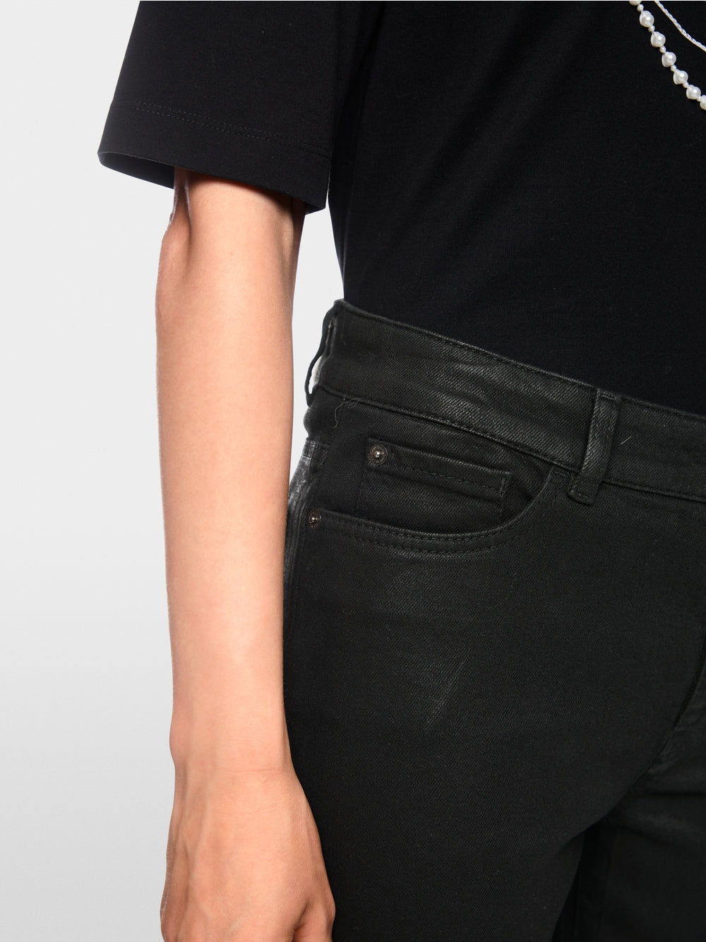 מכנסיים בגזרה צרה (Slim fit) ובגזרה קצרה, עם חריץ קטן במכפלה המוסיף נגיעה עכשווית. פרטי חמישה כיסים קלאסיים, סגירת כפתור ורוכסן ולולאות לחגורה מדגישים את האופי על-זמני שלהם. הם עשויים כותנה סטרצ'ית, נוחים ללבוש ומציעים חופש תנועה מיטבי, ומושלמים למראה יומיומי ולמראה משרדי רב-גוני.עיצוב בגזרה צמודה, חמישה כיסים, ועיצוב על-זמני.הרכב: 98% כותנה, 2% אלסטןהדוגמנית בגובה 1.79 ולובשת מידה 3 של מארק קיין