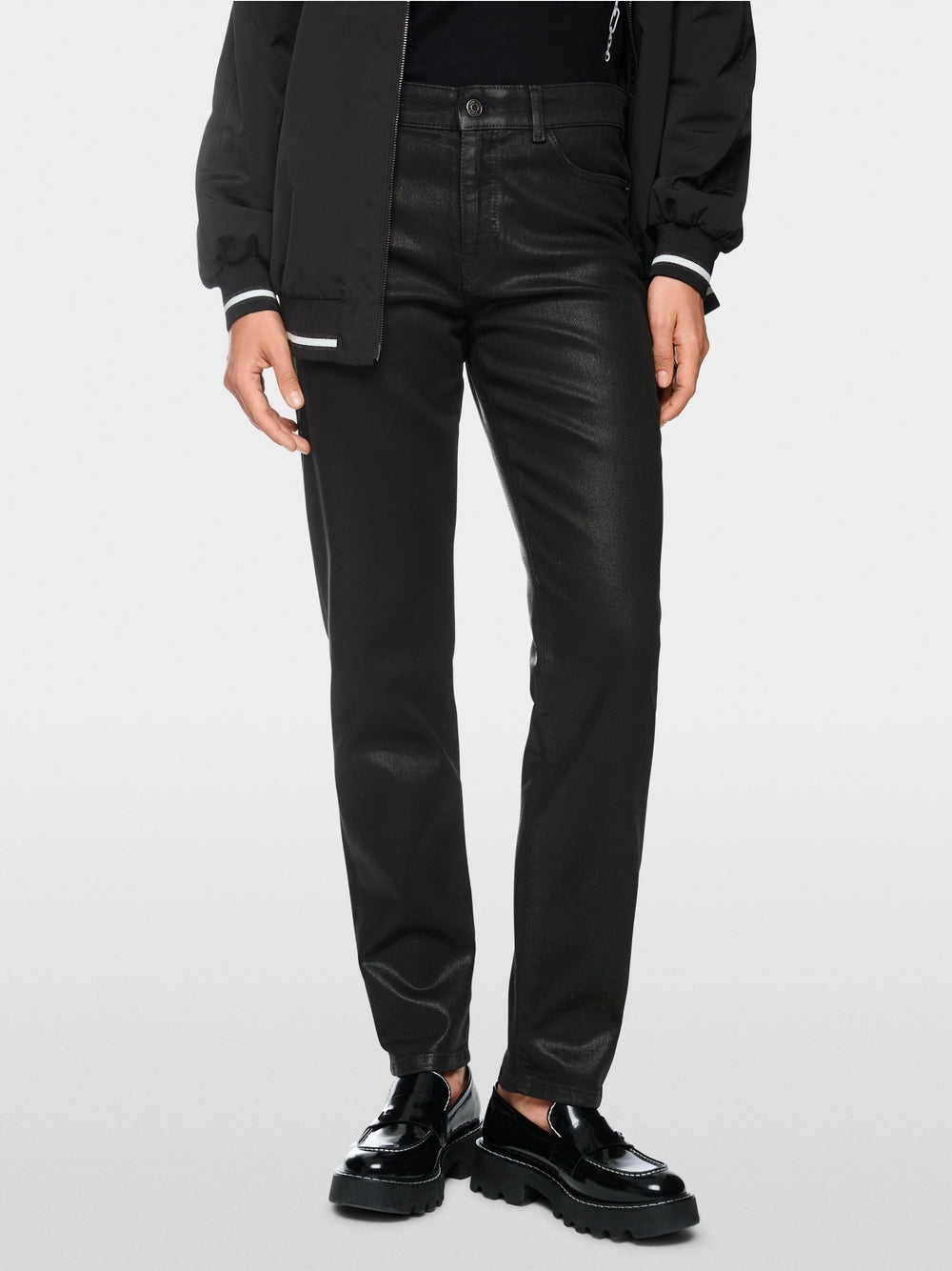 מכנסיים בגזרה צרה (Slim fit) ובגזרה קצרה, עם חריץ קטן במכפלה המוסיף נגיעה עכשווית. פרטי חמישה כיסים קלאסיים, סגירת כפתור ורוכסן ולולאות לחגורה מדגישים את האופי על-זמני שלהם. הם עשויים כותנה סטרצ'ית, נוחים ללבוש ומציעים חופש תנועה מיטבי, ומושלמים למראה יומיומי ולמראה משרדי רב-גוני.עיצוב בגזרה צמודה, חמישה כיסים, ועיצוב על-זמני.הרכב: 98% כותנה, 2% אלסטןהדוגמנית בגובה 1.79 ולובשת מידה 3 של מארק קיין