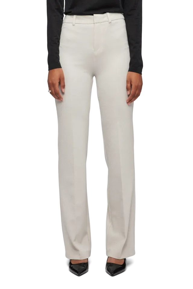 מכנסיים מחוייטים בגזרה גבוהה עם סיומת מתרחבת, גימור מנצנץהרכב: 69% ויסקוזה, 23% פוליאסטר, 6% פוליאמיד מתכתי, 2% אלסטןהדוגמנית בגובה 1.76 ולובשת מידה 27 של דרייקורן