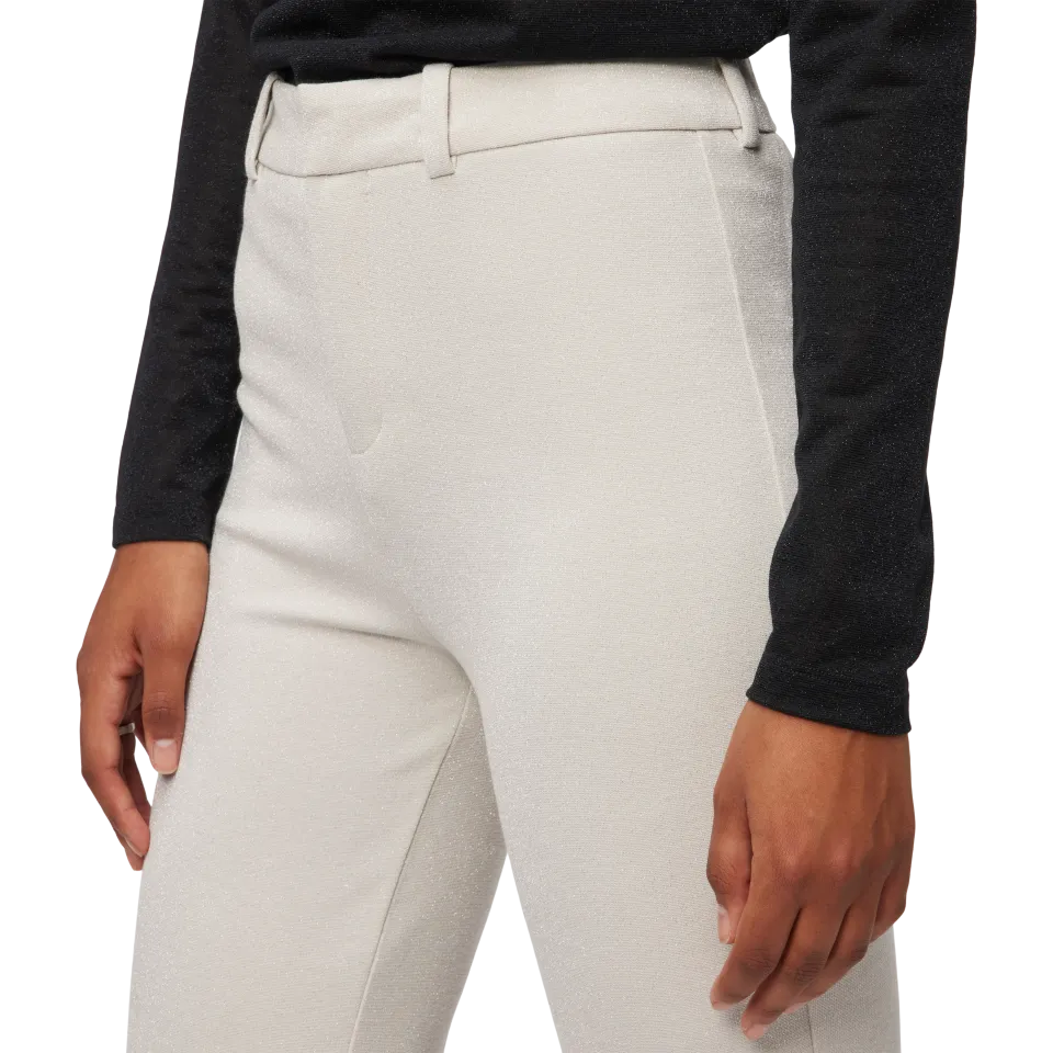 מכנסיים מחוייטים בגזרה גבוהה עם סיומת מתרחבת, גימור מנצנץהרכב: 69% ויסקוזה, 23% פוליאסטר, 6% פוליאמיד מתכתי, 2% אלסטןהדוגמנית בגובה 1.76 ולובשת מידה 27 של דרייקורן