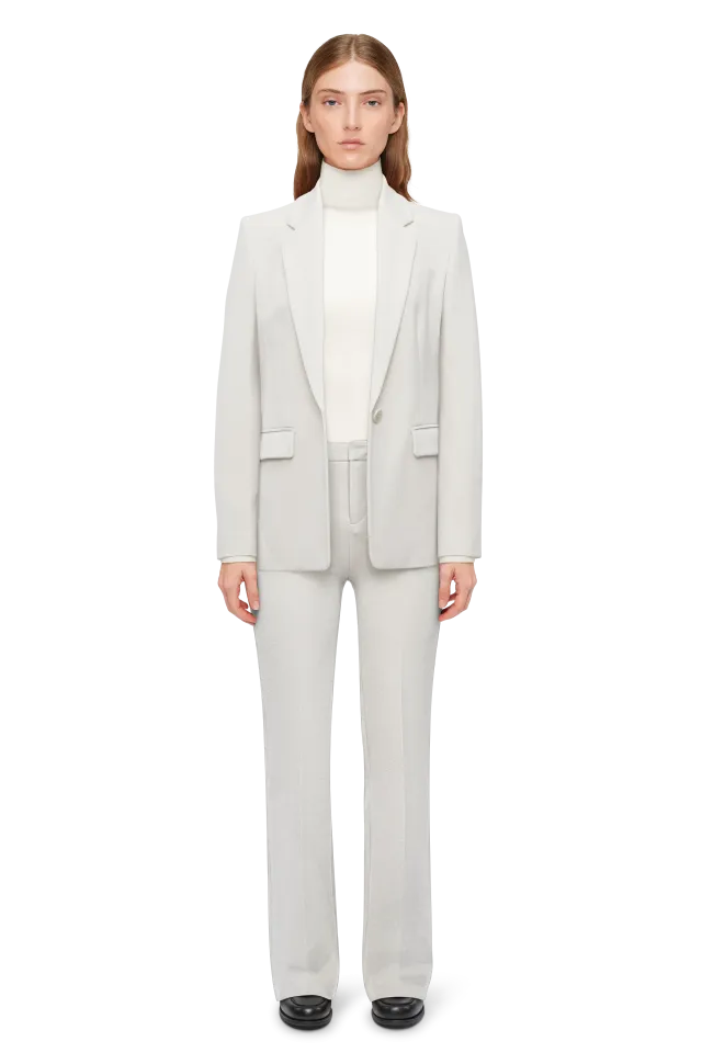 בלייזר מחוייט בגזרה דקה עם גימור מנצנץהרכב: 69% ויסקוזה, 23% פוליאסטר, 6% פוליאמיד מתכתי, 2% אלסטןהדוגמנית בגובה 1.78 ולובשת מידה 2 של דרייקורן