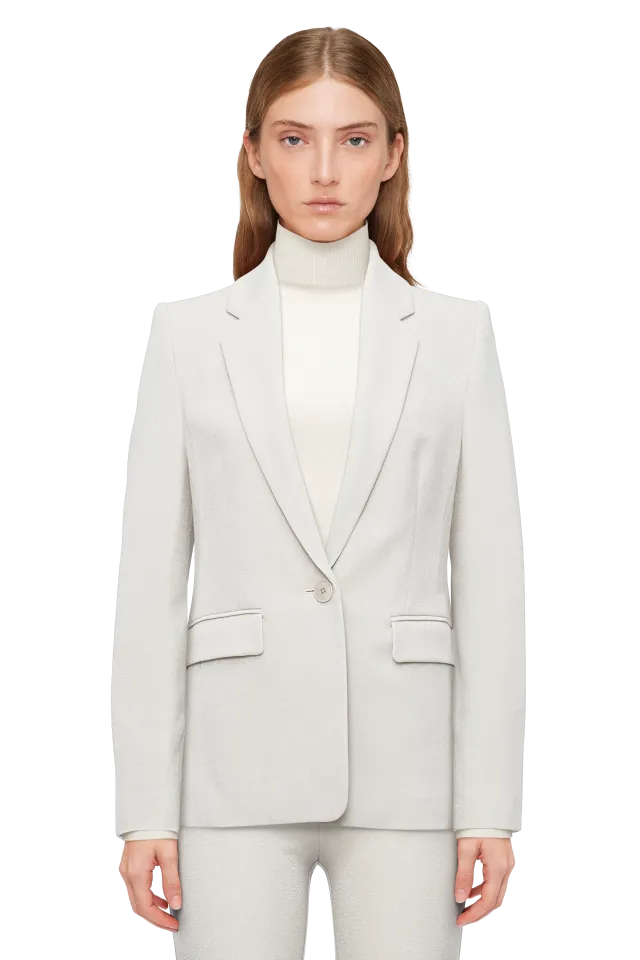 בלייזר מחוייט בגזרה דקה עם גימור מנצנץהרכב: 69% ויסקוזה, 23% פוליאסטר, 6% פוליאמיד מתכתי, 2% אלסטןהדוגמנית בגובה 1.78 ולובשת מידה 2 של דרייקורן