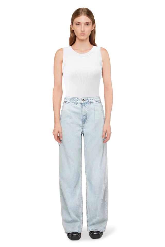 מכנסי ג'ינס בגזרת O עם עיטור רצועת ג'ינס בכיס הקידמיהרכב: 67% כותנה, 33% ליוסלהדוגמנית בגובה 1.78 ולובשת מידה 27 של דרייקורן