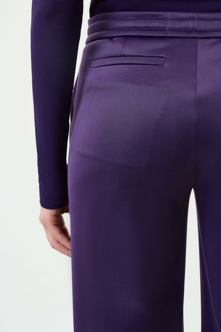 מכנסי לאונג' מתרחבים עם גומי במותןהרכב: 51% פוליאסטר, 49% טריאצטטהדוגמנית בגובה 1.77 ולובשת מידה 27 של דרייקורן