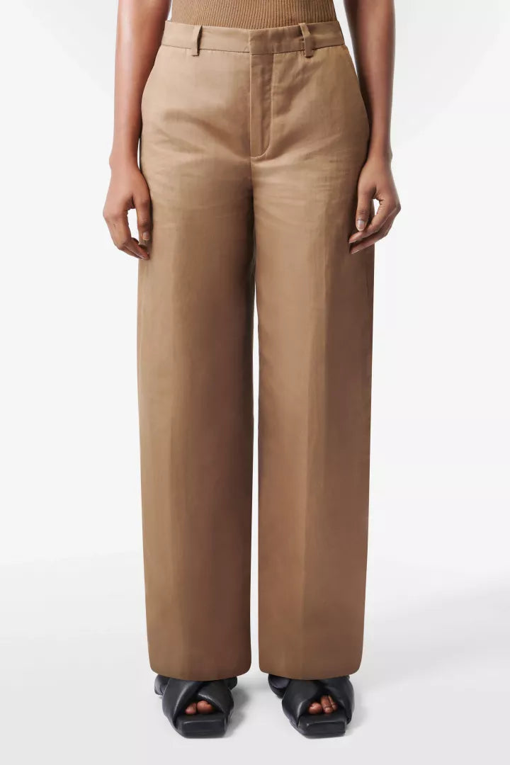 מכנסיים מחוייטים בגזרה גבוהההרכב: 38% פשתן, 36% ליוסל, 26% כותנההדוגמנית בגובה 1.76 ולובשת מידה 2 של דרייקורן