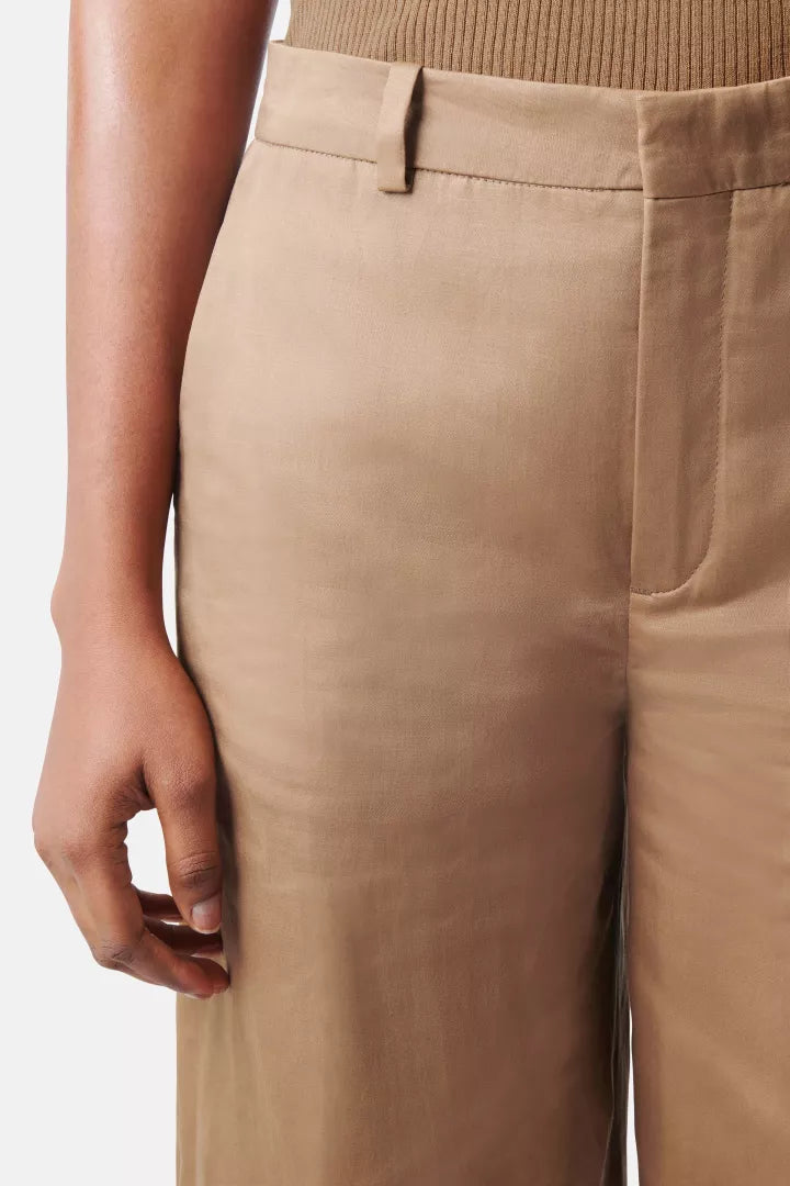 מכנסיים מחוייטים בגזרה גבוהההרכב: 38% פשתן, 36% ליוסל, 26% כותנההדוגמנית בגובה 1.76 ולובשת מידה 2 של דרייקורן