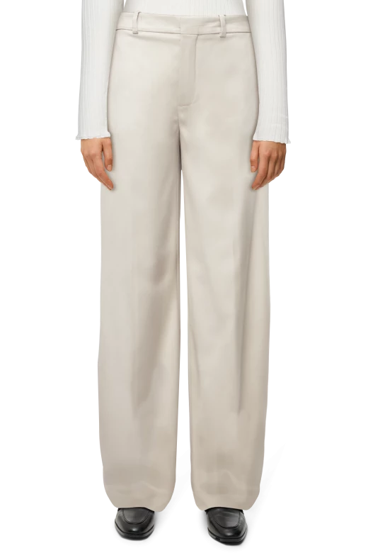 מכנסיים מחוייטים רחביםהרכב: 67% פוליאסטר, 31% ויסקוזה, 2% אלסטןהדוגמנית בגובה 1.78 ולובשת מידה 27 של דרייקורן