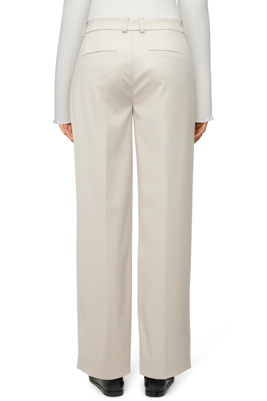 מכנסיים מחוייטים רחביםהרכב: 67% פוליאסטר, 31% ויסקוזה, 2% אלסטןהדוגמנית בגובה 1.78 ולובשת מידה 27 של דרייקורן