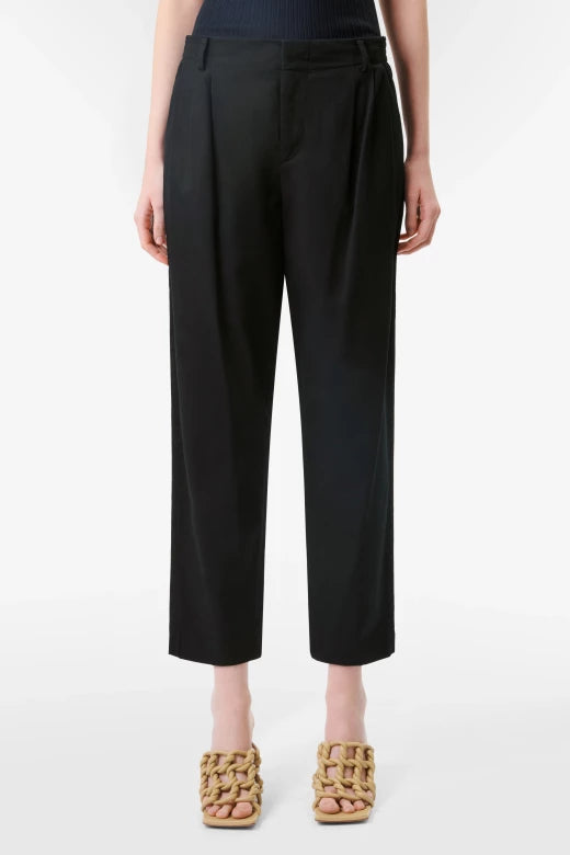 מכנסיים מחוייטים עם גומי במותןהרכב: 60% כותנה, 40% ויסקוזההדוגמנית בגובה 1.80 ולובשת מידה 28 של דרייקורן