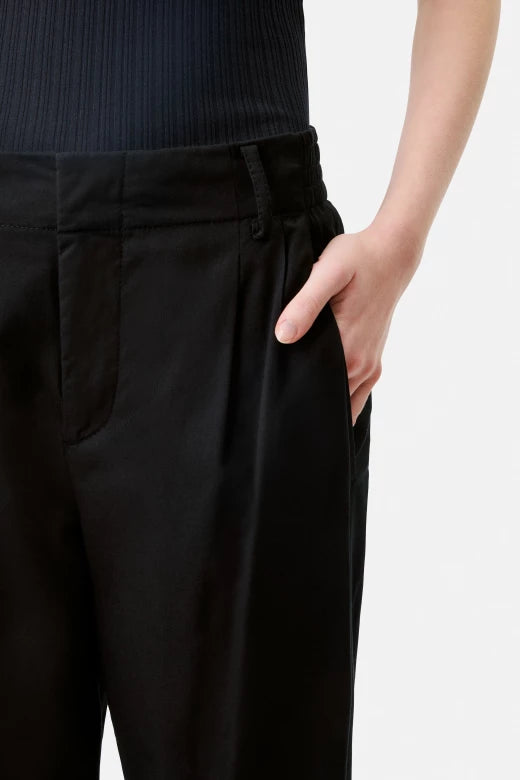 מכנסיים מחוייטים עם גומי במותןהרכב: 60% כותנה, 40% ויסקוזההדוגמנית בגובה 1.80 ולובשת מידה 28 של דרייקורן