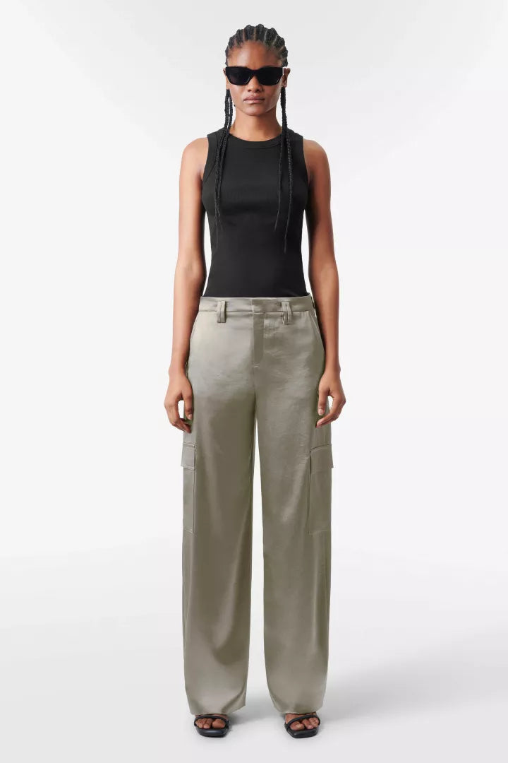 מכנסי סאטן רחבים בגזרת Oהרכב: 89% טריאצטט, 11% פוליאסטרהדוגמנית בגובה 1.76 ולובשת מידה 27 של דרייקורן