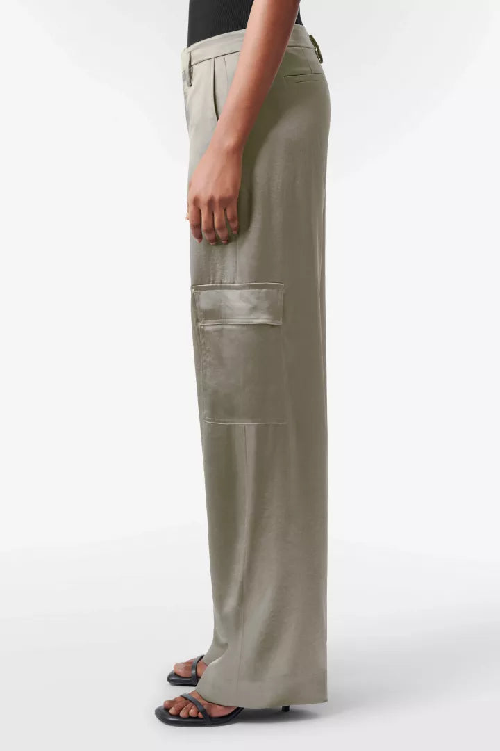 מכנסי סאטן רחבים בגזרת Oהרכב: 89% טריאצטט, 11% פוליאסטרהדוגמנית בגובה 1.76 ולובשת מידה 27 של דרייקורן