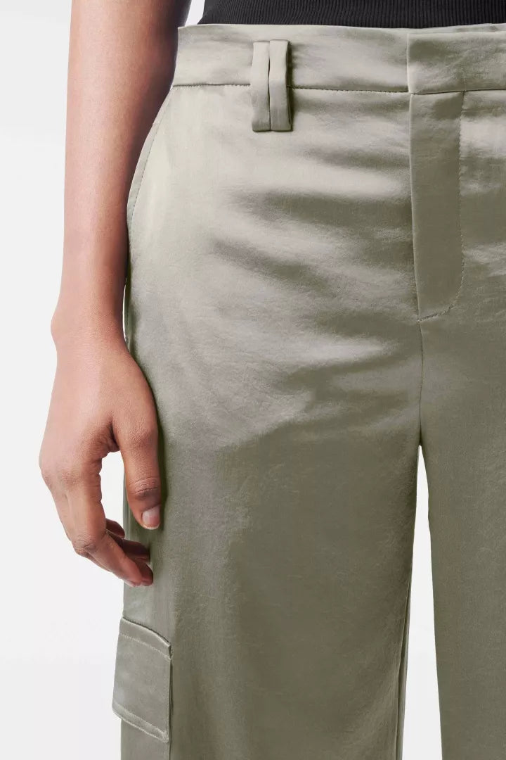 מכנסי סאטן רחבים בגזרת Oהרכב: 89% טריאצטט, 11% פוליאסטרהדוגמנית בגובה 1.76 ולובשת מידה 27 של דרייקורן