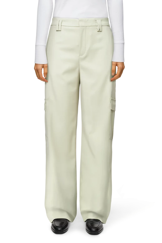 מכנסי קרגו רחבים במראה מחוייטהרכב: 67% פוליאסטר, 31% ויסקוזה, 2% אלסטןהדוגמנית בגובה 1.76 ולובשת מידה 27 של דרייקורן