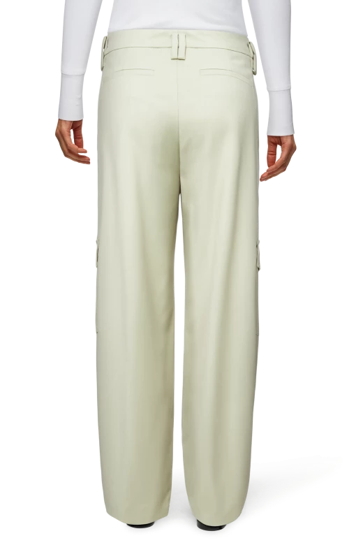 מכנסי קרגו רחבים במראה מחוייטהרכב: 67% פוליאסטר, 31% ויסקוזה, 2% אלסטןהדוגמנית בגובה 1.76 ולובשת מידה 27 של דרייקורן