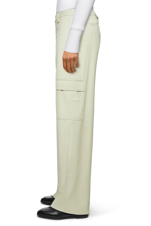 מכנסי קרגו רחבים במראה מחוייטהרכב: 67% פוליאסטר, 31% ויסקוזה, 2% אלסטןהדוגמנית בגובה 1.76 ולובשת מידה 27 של דרייקורן