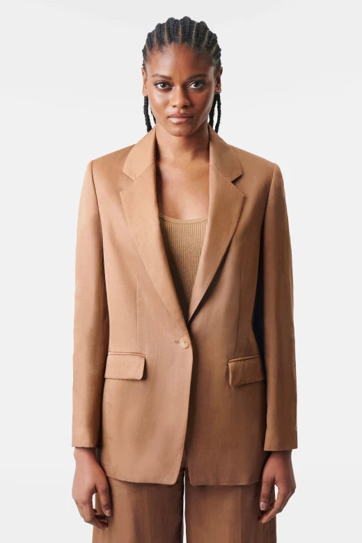 בלייזר בגזרה גברית סינגל ברסטהרכב: 38% פשתן, 36% ליוסל, 26% כותנההדוגמנית בגובה 1.76 ולובשת מידה 2 של דרייקורן