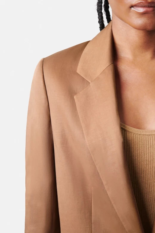 בלייזר בגזרה גברית סינגל ברסטהרכב: 38% פשתן, 36% ליוסל, 26% כותנההדוגמנית בגובה 1.76 ולובשת מידה 2 של דרייקורן