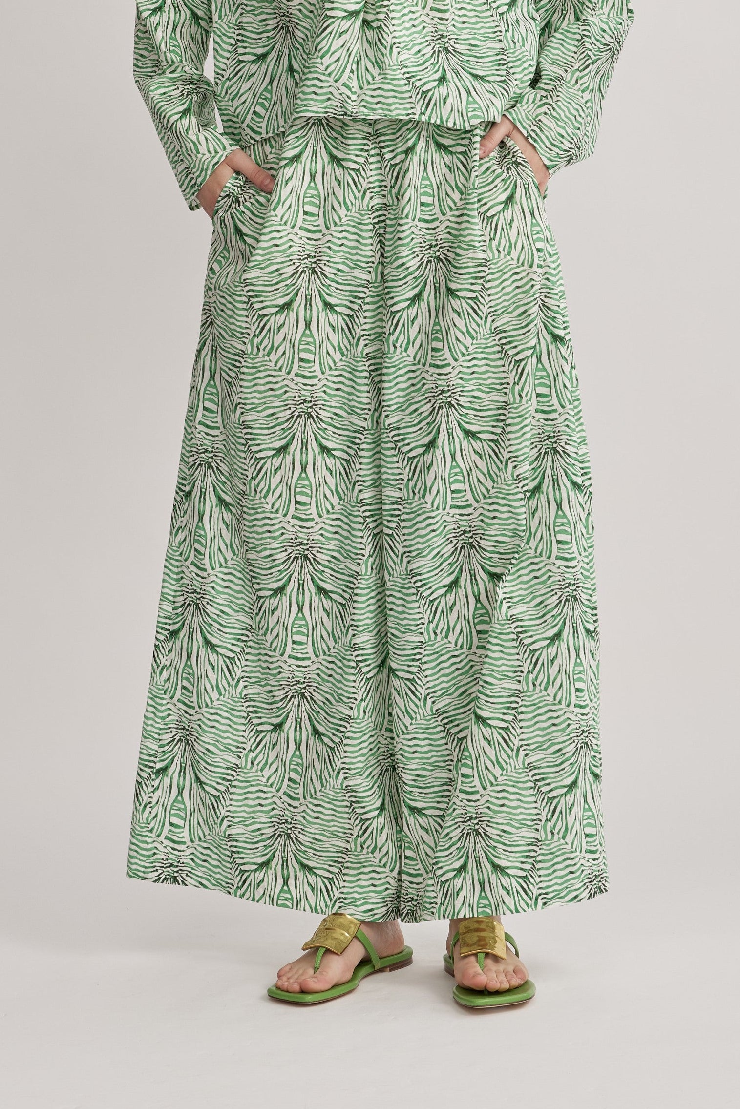 מכנסיים מבית המותג DRYKORN, מבד כותנה קליל וזורם, בהדפס בגוון ירוק. המכנסיים בגזרה רחבה ונינוחה, עם מותן אלסטית בגובה סטנדרטי, ושני כיסי צד.הרכב: 100% כותנההדוגמנית בגובה 1.75 ולובשת מידה 27 של דרייקורן