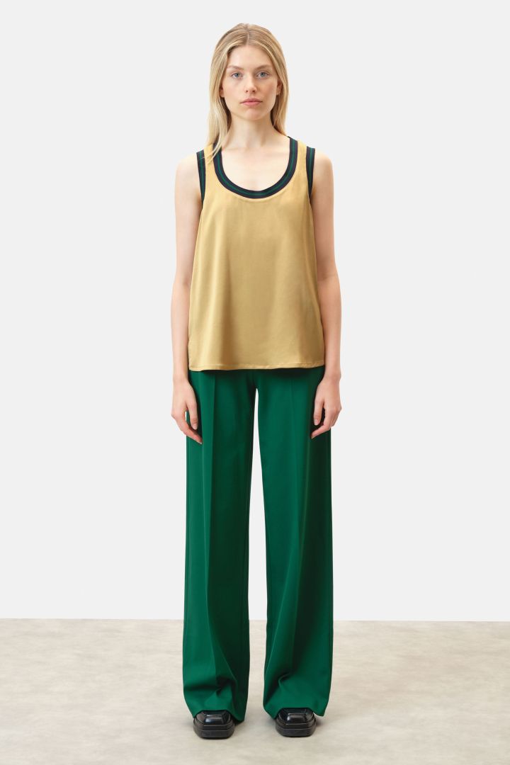 גופייה בגזרה רפויה עם סיומת סרוגההרכב: 96% אצטט, 4% אלסטןהדוגמנית בגובה 1.74 ולובשת מידה 2 של דייקורן