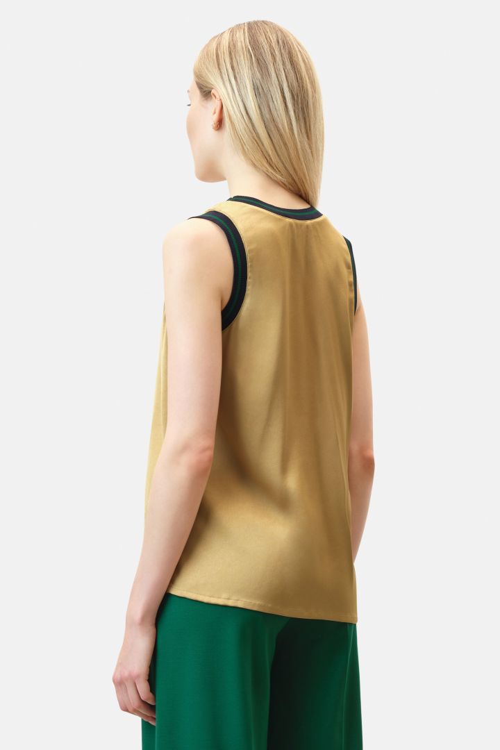 גופייה בגזרה רפויה עם סיומת סרוגההרכב: 96% אצטט, 4% אלסטןהדוגמנית בגובה 1.74 ולובשת מידה 2 של דייקורן