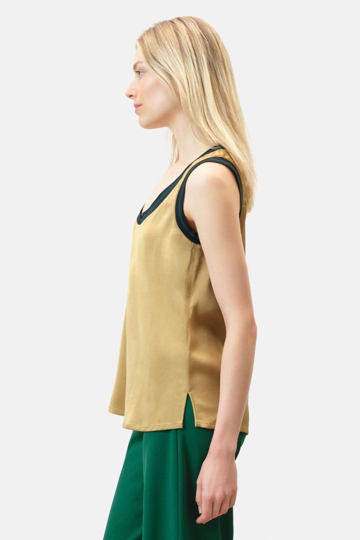 גופייה בגזרה רפויה עם סיומת סרוגההרכב: 96% אצטט, 4% אלסטןהדוגמנית בגובה 1.74 ולובשת מידה 2 של דייקורן