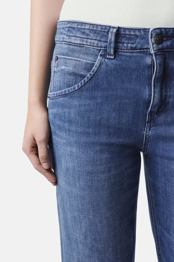 ג'ינס כחול בגזרה נשית רגל צרה עם מכפלת חיצונית