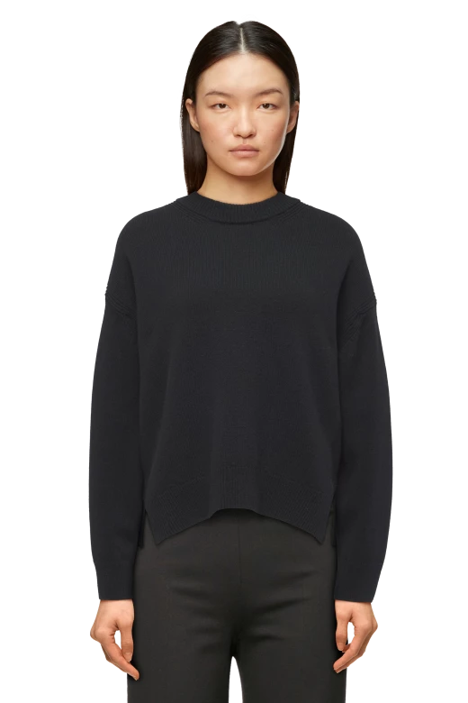 סוודר במראה לוס, מפתח צווארון עגולהרכב: 100% צמרהדוגמנית בגובה 1.78 ולובשת מידה S