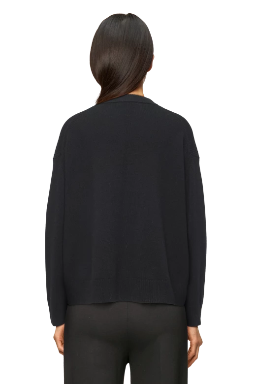 סוודר במראה לוס, מפתח צווארון עגולהרכב: 100% צמרהדוגמנית בגובה 1.78 ולובשת מידה S