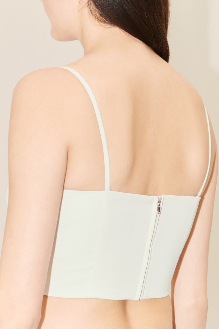 קרופ טופ עם סגירת רוכסן בגבהרכב: 66% אצטט, 34% פוליאסטרהדוגמנית בגובה 1.77 ולובשת מידה 2 של דרייקורן