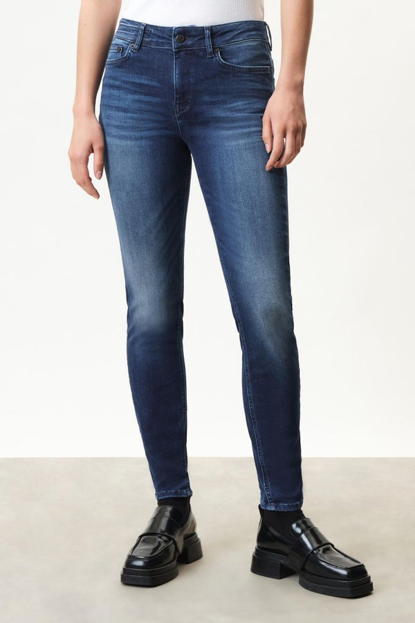 ג'ינס סקיני בגזרת סלים פיט כחול כהה