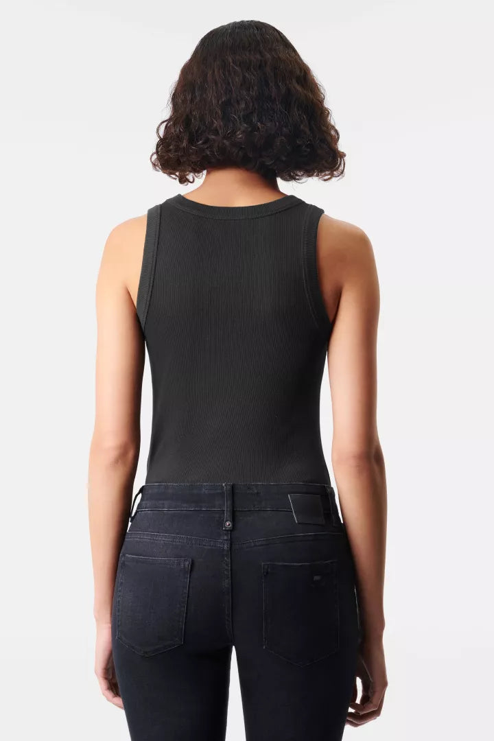 גופיית כותנה בגזרת סלים פיט, מפתח צווארון עגולהרכב: 100% כותנההדוגמנית בגובה 1.80 ולובשת מידה XS 