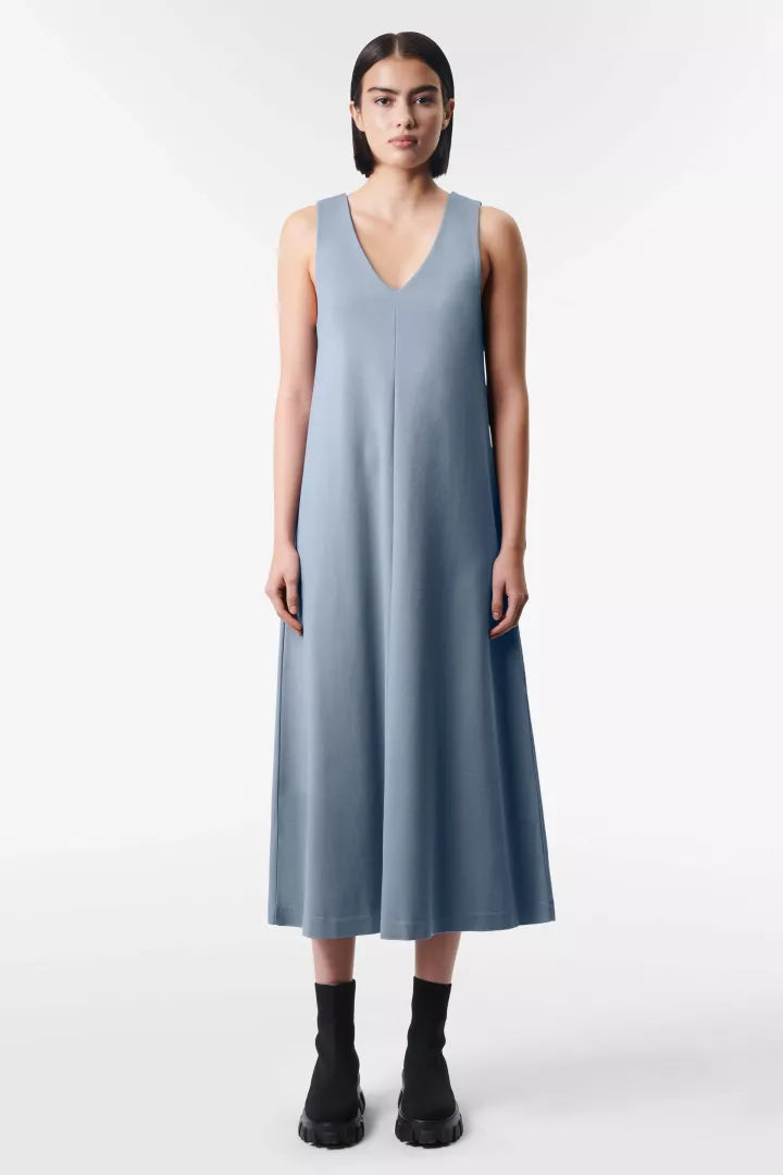 שמלת מידי בגזרת Aהרכב: 73% ליוסל, 23% פוליאמיד, 4% אלסטןהדוגמנית בגובה 1.78 ולובשת מידה S 