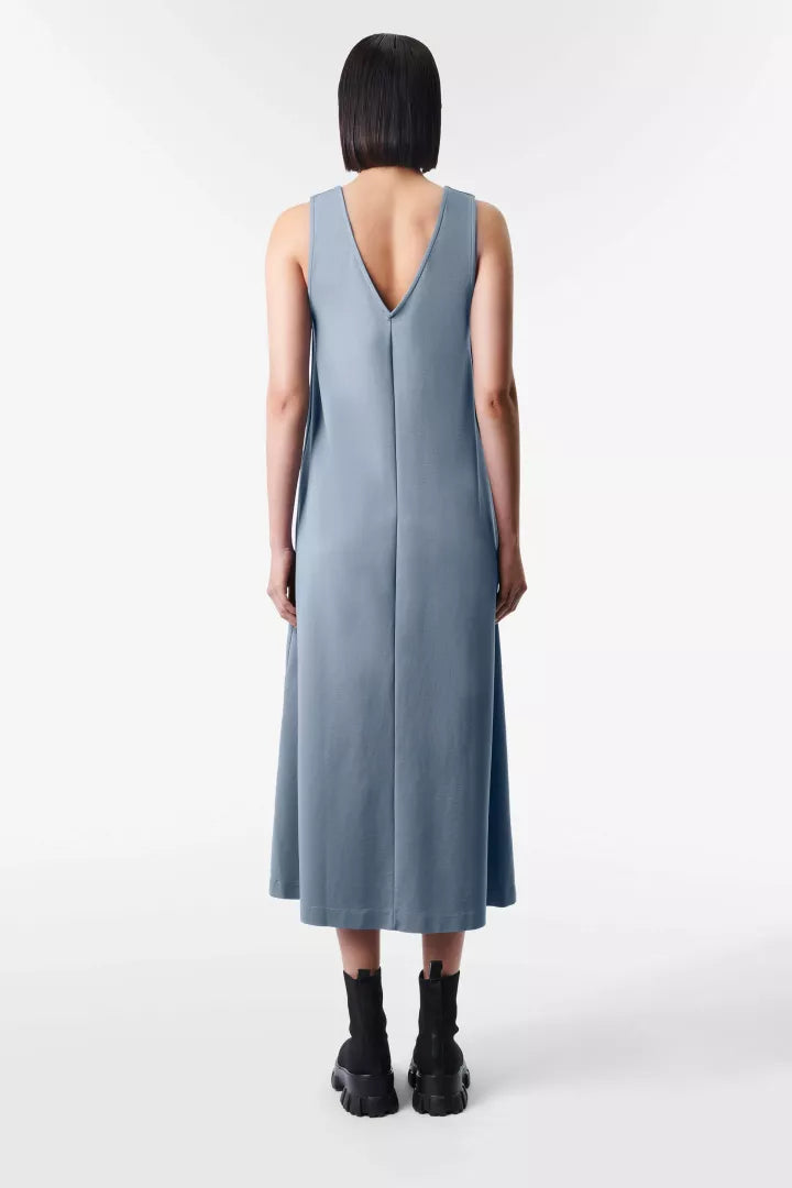 שמלת מידי בגזרת Aהרכב: 73% ליוסל, 23% פוליאמיד, 4% אלסטןהדוגמנית בגובה 1.78 ולובשת מידה S 