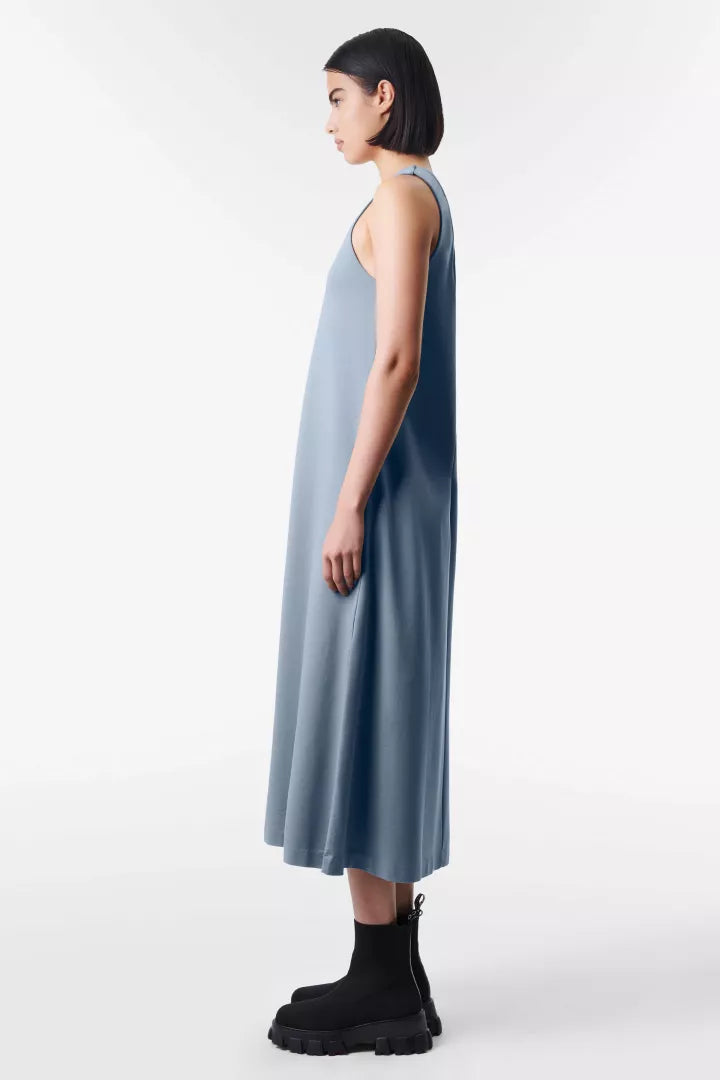 שמלת מידי בגזרת Aהרכב: 73% ליוסל, 23% פוליאמיד, 4% אלסטןהדוגמנית בגובה 1.78 ולובשת מידה S 