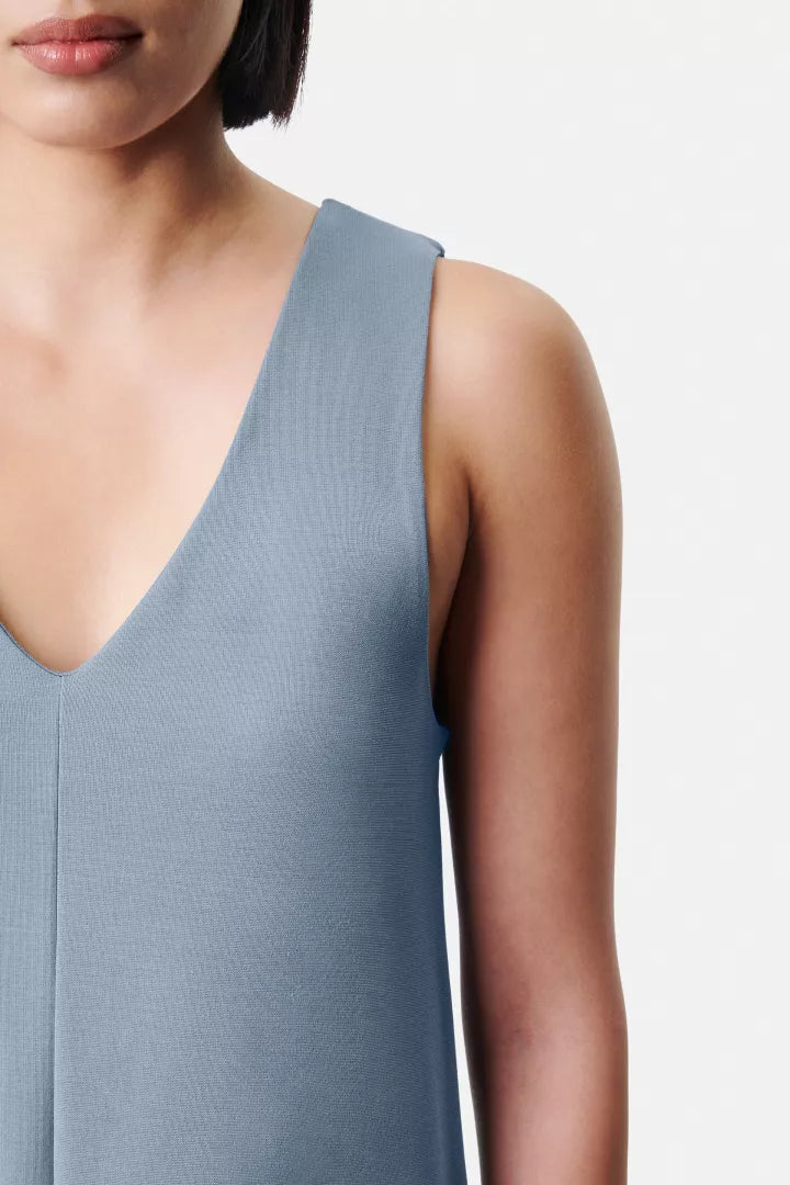 שמלת מידי בגזרת Aהרכב: 73% ליוסל, 23% פוליאמיד, 4% אלסטןהדוגמנית בגובה 1.78 ולובשת מידה S 