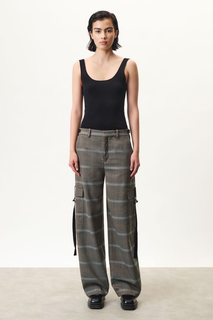 מכנסי קרגו בגזרת O עם הדפס משבצותהרכב: 62% פוליאסטר, 27% ויסקוזה, 10% צמר, 1% אלסטןהדוגמנית בגובה 1.76 ולובשת מידה 27 של דרייקורן