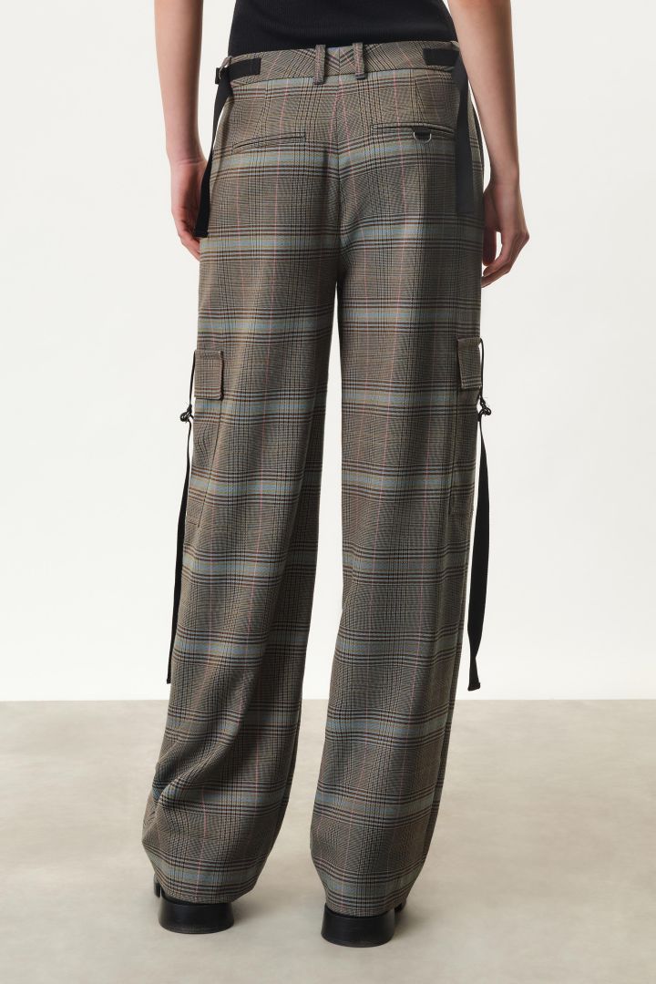 מכנסי קרגו בגזרת O עם הדפס משבצותהרכב: 62% פוליאסטר, 27% ויסקוזה, 10% צמר, 1% אלסטןהדוגמנית בגובה 1.76 ולובשת מידה 27 של דרייקורן