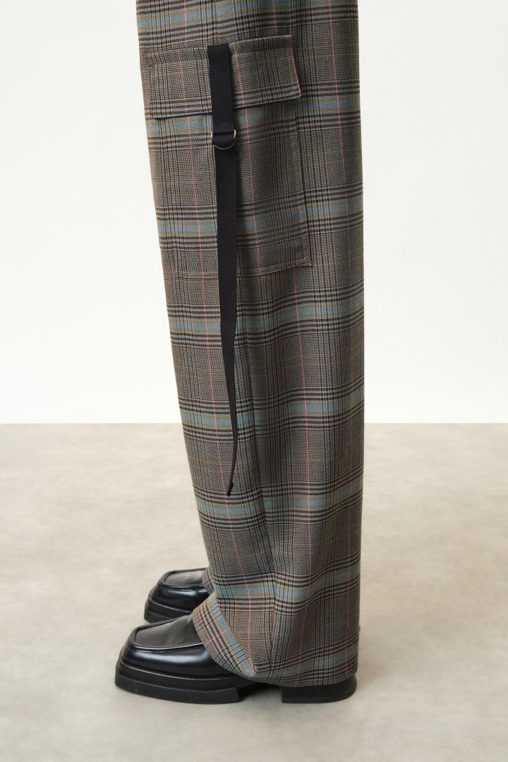 מכנסי קרגו בגזרת O עם הדפס משבצותהרכב: 62% פוליאסטר, 27% ויסקוזה, 10% צמר, 1% אלסטןהדוגמנית בגובה 1.76 ולובשת מידה 27 של דרייקורן