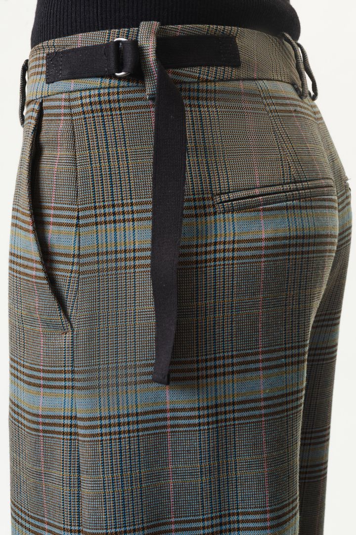 מכנסי קרגו בגזרת O עם הדפס משבצותהרכב: 62% פוליאסטר, 27% ויסקוזה, 10% צמר, 1% אלסטןהדוגמנית בגובה 1.76 ולובשת מידה 27 של דרייקורן